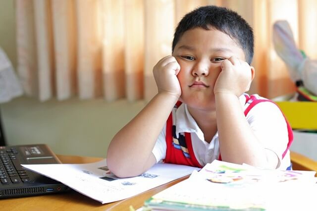 Trẻ học không tập trung – nguyên nhân, tác hại và cách khắc phục